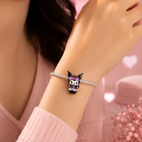 Cargar imagen en la galería, Charm Kuromi Con Guantes Sanrio