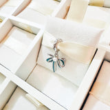 Cargar imagen en la galería, Charm Moño Azul Con Perla